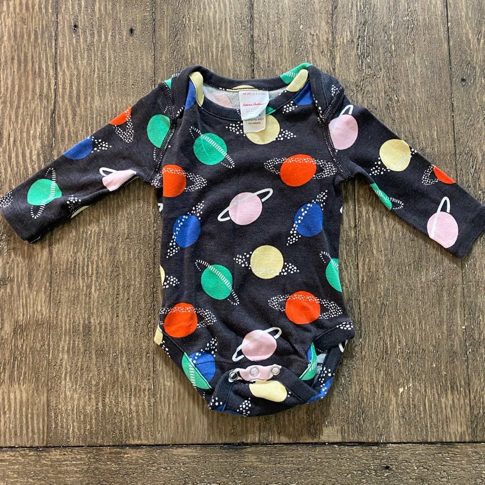 Hanna Andersson onesie saturn (3-6M)
